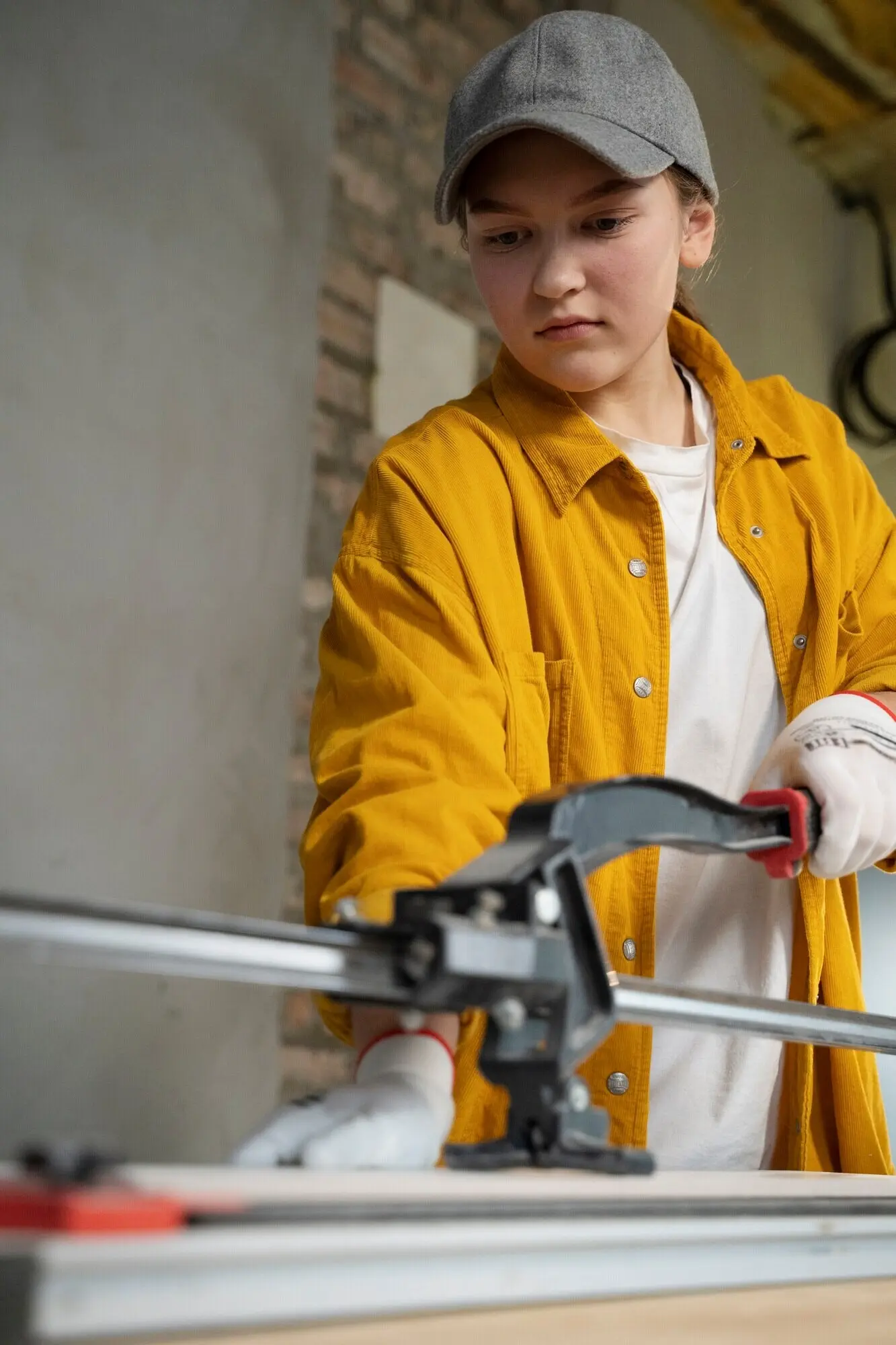 Ein Fliesenleger arbeitet an der Renovierung einer Wohnung.
