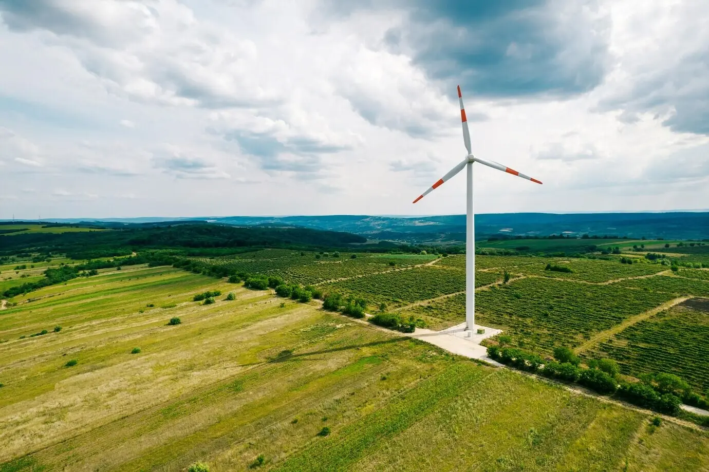 Eine in Betrieb befindliche Windmühle auf einem Feld.
